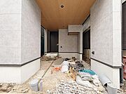 ひろびろとしたカースペース。前面道路の幅も広いので駐車もしやすいです。