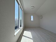 たっぷりの収納も配備しており、片付いた空間を実現出来そう。陽光も降り注ぐ明るく開放的な空間