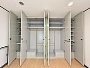 特注のクローゼットになっております。他のお部屋にもございます。