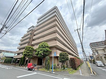 角部屋ならではの、遮るもののない開放的な眺望を楽しめます。三面バルコニーからは富士山や夏の打ち上げ花火を望むことができ、日常に豊かな彩りを与えてくれる環境です。