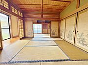 「1階和室8帖＋6帖」伝統美が息づく広々とした和室。畳の香りに包まれ、心安らぐひとときを。お子様がのびのびと遊べる空間で、家族の思い出を育みます。