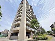 青空に映える美しい外観のマンション。豊かな植栽が彩る敷地は、お子様との散策や家族の憩いの場に最適です。開放感あふれる暮らしを。