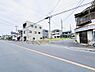 外観：南東側前面道路。末永く安心で豊かな暮らしを愉しめる住まい。