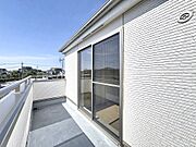 ～穏やかで静穏な環境～近隣には学校、お買物施設、など全すべて徒歩圏内にありますので日常生活も安心です邸宅街が多くある場所なので落ち着きある未来を刻む永住の地として安心できる場所です。