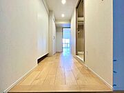 ～心躍る感覚～玄関をあけるとその空間に声を上げたくなります。住まいの顔となる玄関もしっかりと拘りの内装を施して、その居住空間に期待に胸が踊ります。ひとつひとつ異なるコンセプトの住まいをご確認。