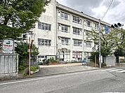 草加市立両新田小学校 560m