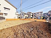 陽光降り注ぐ広々とした更地は、家族の夢を育むマイホームの舞台に最適です。お子様がのびのびと育つ、理想の住まいをここで実現しませんか。