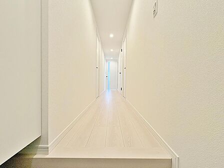 「廊下」家族のプライベート空間へと続く、明るく開放的な廊下です。