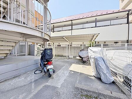 駐車場の少し奥にあり、一部屋根付きです。