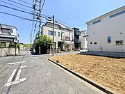 買い物徒歩5分圏内、買い物便利。東側4ｍ＆北側4ｍ角地につき風通し良好で解放感有
