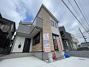 温かみのある木目調のアクセントが目を引く、スタイリッシュな外観デザイン。広々としたカースペースを備え、日々の利便性もです。洗練された現代的な住まいで、理想の暮らしを叶えませんか。