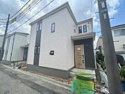 優れた耐震性や省エネ性能を備えた長期優良住宅であり、一年を通して快適に過ごせる造りです。完成に向けて順調に外観が仕上がりつつあり、充実した暮らしのスタートを待ち望める物件です