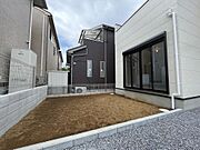 リビングの掃き出し窓から直接出入りできる陽当たりの良い庭スペース。ガーデニングやDIY、お子様の遊び場など、ライフスタイルに合わせて自由な活用が可能です。