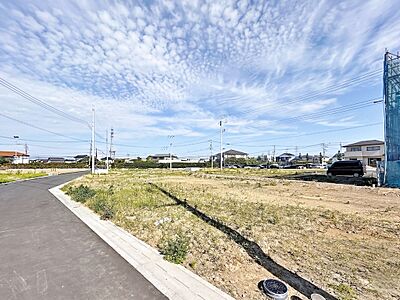外観:~完成モデル施工例見学受付。~同社施工例の完成施工例のご見学ができますので、現地はまだ未完成ですが、現地での建物配置状況のご説明、完成時のイメージが湧くように完成しているお家へご案内します。 外観:~完成モデル施工例見学受付。~同社施工例の完成施工例のご見学ができますので、現地はまだ未完成ですが、現地での建物配置状況のご説明、完成時のイメージが湧くように完成しているお家へご案内します。