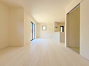 贅沢といえるほどの豊かな居住性と、プライドを満たすクオリティが見事に調和した住空間。リビングも広く設け、訪れる人々を暖かく迎えてくれます。家具、小物、カーテン、照明、その他のイメージはCG です。