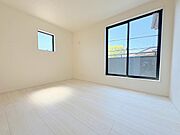南西バルコニーから差し込む陽射しがくつろぎの時間を照らしてれる6帖の居室。お子様のお部屋にいかがでしょうか。