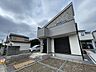 外観：個性豊かな4棟の新築分譲住宅！石貼り風や木目調など、こだわりの外観が目を引きます。駐車スペースもしっかり確保。新しい街で、あなたらしい豊かな暮らしを始めませんか？