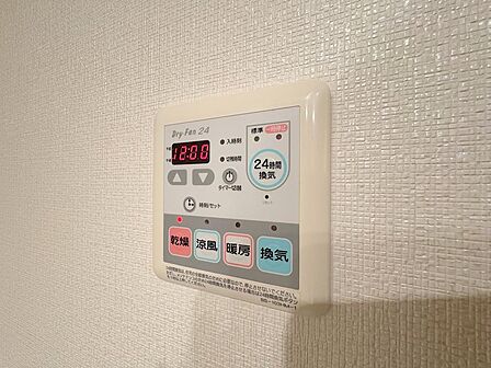 雨の日や花粉の季節に大活躍する浴室乾燥機を完備しています。タイマー設定が可能で、夜間に洗濯物を干しておけば翌朝にはカラッと乾きます。家事の時短と効率化を叶える、忙しいご家庭の強い味方です。