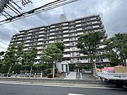 東武伊勢崎線「獨協大学前」駅徒歩18分、バス便有り2分「松原4丁目」停歩4分。