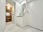 清潔感あふれる洗面台は、忙しい朝の身支度もスムーズに。収納豊富なミラーキャビネットで、家族みんなのアイテムもすっきり片付きます。