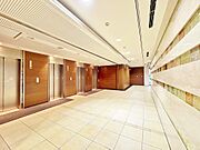 街の環境と住む人の暮らしを第一に考え、そこでしかできないエントランスを作り出されたこだわり。だからこそ時が経てば経つほどにその価値が深まります。エレベーターは4基ございますので混雑も緩和されます。