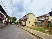 南西側は幅員約6.0mのゆとりある公道に面しており、お車の出し入れもスムーズです。視界を遮る高い建物が少なく、開放的な空が広がる住環境。緑も見え隠れする落ち着いた街並みが、日々の暮らしに安らぎを与えます。