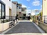 外観：前面道路＆現地。南側4ｍ私道に接道。