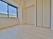 こちらのお部屋は、縦長で奥行きのある間取りとなっております。この形だと、より広く感じられますね。