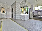 共用部分はやわらかい配色の色使いで、落ち着いた雰囲気がただようようです。毎日この場所を行き来しているにも関わらず、これだけきれいなのは管理が行き届いている証拠ですね。