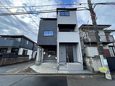外観:白と黒のコントラストが美しい洗練されたデザインの邸宅。愛車を守るカースペースや、陽当たりを確保するバルコニーなど、都市型ライフに最適な魅力が詰まった邸宅です。 外観:白と黒のコントラストが美しい洗練されたデザインの邸宅。愛車を守るカースペースや、陽当たりを確保するバルコニーなど、都市型ライフに最適な魅力が詰まった邸宅です。