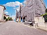 外観：閑静な住宅街に佇む、現在工事中の物件です。青空の下、ご家族の夢を育む新しい住まいが着々と形になっています。（2026年6月撮影）