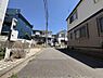 外観：～東側前面道路～宅地の間口が広く、陽光降り注ぐ邸が叶います。一日を通して明るい空間を感じることができます。（2026年6月撮影）