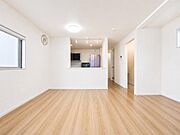 ～家族が自然と集う団らん空間～16帖のLDKは、ご家族がゆったり過ごせる心地よい空間。明るい陽射しに包まれ、笑顔あふれる毎日を演出します。※CG加工にて家具等を消しております