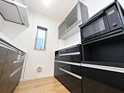 ～美しく整う収納空間～キッチンと統一感のあるカップボードを設置。食器や調理家電をすっきり収納でき、毎日の家事を快適にサポートしてくれます。※CG加工にて家具等を消しております