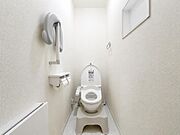 ～毎日を快適にする清潔空間～清潔感あふれるトイレは、毎日気持ちよくお使いいただける快適な空間。シンプルで飽きのこないデザインも魅力のひとつです。※CG加工にて家具等を消しております
