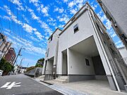 ～陽光に包まれる開放的な住まい～広々とした前面道路に面し、陽当たりと開放感に恵まれた立地。明るい暮らしを想像させる、魅力あふれる住宅です。