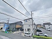 周辺には高いマンションも少ないので、視線をさえぎらない開放感あふれる眺望。特に天気のいい日には、青々としたきれいな空が広がります。