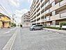 駐車場：「見通しが良く、きれいな敷地内」周辺は平坦で開放的な街並み。敷地内にしっかり駐車場が確保されており、車をお持ちの方にも暮らしやすい好立地です。