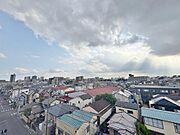 バルコニーからは、遠くまで広がる住宅街と都会のスカイラインを一望。前面に遮るものがなく、開放感あふれる景色が広がります。日々の疲れも癒されます。