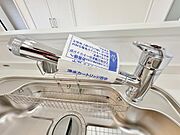 クリアな水が毎日使え、見た目にもスマートな浄水器一体型。水栓は、引出し式のシャワーヘッドなのでシンクの隅々までお掃除できます。カートリッチの交換が必要です。
