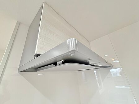 昨今主流のスリムタイプのレンジフード。そのスタイリッシュな見た目から、インテリアとしても高い人気がある型です。また、スリム型の大きなメリットとして、掃除のしやすさがあります。