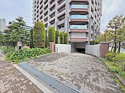 豊かな緑に囲まれた、洗練された外観のマンション。地下駐車場完備で、お子様との外出もスムーズです。家族の笑顔が育つ、安心の住まい。