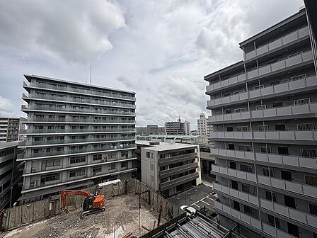 「共用部からの眺望」高層階からの見晴らしの良い景色。周囲の建物とは一定の距離が保たれており、圧迫感の少ない開放的な空が広がります。通り抜ける心地よい風を感じられる気持ちの良いロケーションです。