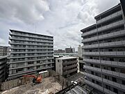 「共用部からの眺望」高層階からの見晴らしの良い景色。周囲の建物とは一定の距離が保たれており、圧迫感の少ない開放的な空が広がります。通り抜ける心地よい風を感じられる気持ちの良いロケーションです。