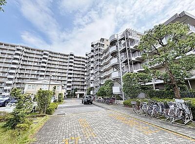 外観：開放感あふれる大規模マンション。駐車場や駐輪場も完備され、家族のお出かけもスムーズにサポートします。緑豊かな環境が、お子様の健やかな成長を育みます。