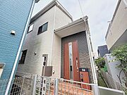 木目調の玄関ドアが、家族を温かく迎えます。不在時も安心の宅配ボックス完備で、共働きや子育て世帯の毎日をサポート。