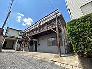 青空に映える木目調のバルコニーが印象的な、温かみのある佇まいです 。落ち着いた色合いの外観が、街並みと美しく調和しています。※掲載写真はAIによる画像加工を施しています。