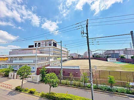 3階のバルコニーから広がる爽快な眺望。目の前を遮る高い建物がなく、心地よい風と陽光を感じられます。澄み渡る青空を眺めながら、ほっと一息つける特等席です。