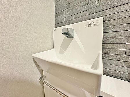 水はねが気になりにくく、お掃除がしやすいバックガード一体型の手洗い器。使用後すぐにサッと手を洗えるため、レストルーム内をいつでも清潔で快適に保てます。