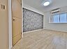 寝室：こちらのお部屋は帰宅したらすぐに入れる玄関横に配置。すぐにお部屋に入りたい方はここのお部屋がいいですね。窓も付いており、風の通りも良さそう。家具の配置を考えるのも、楽しそうですね。